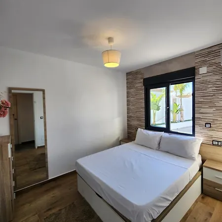 Private Luxury 5 Bedroom Tropical Garden With Waterfall, Pool, Bar, Bbq, Rated Location In Close To Beach, Waterparks, Bars & Restaurants * Τορεβιέχα