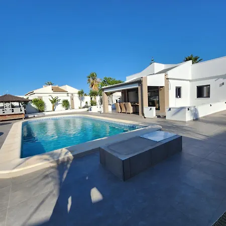 Private Luxury 5 Bedroom Tropical Garden With Waterfall, Pool, Bar, Bbq, Rated Location In Close To Beach, Waterparks, Bars & Restaurants Τορεβιέχα