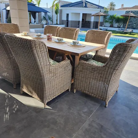 Βίλα Private Luxury 5 Bedroom Tropical Garden With Waterfall, Pool, Bar, Bbq, Rated Location In Close To Beach, Waterparks, Bars & Restaurants *