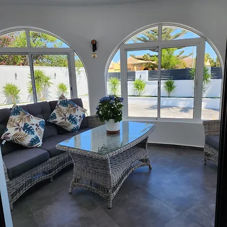 Private Luxury 5 Bedroom Tropical Garden With Waterfall, Pool, Bar, Bbq, Rated Location In Close To Beach, Waterparks, Bars & Restaurants Βίλα Τορεβιέχα