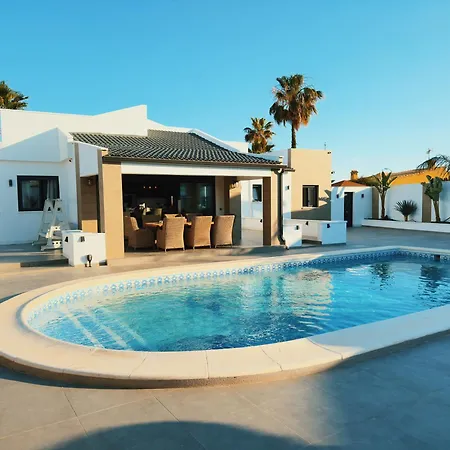 Private Luxury 5 Bedroom Tropical Garden With Waterfall, Pool, Bar, Bbq, Rated Location In Close To Beach, Waterparks, Bars & Restaurants