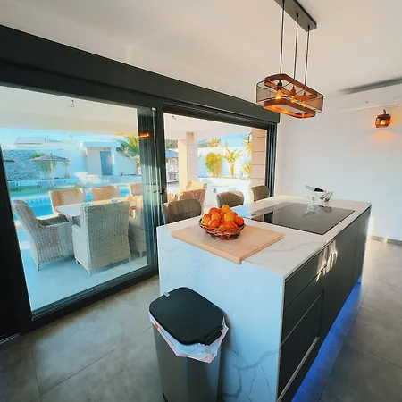 Private Luxury 5 Bedroom Tropical Garden With Waterfall, Pool, Bar, Bbq, Rated Location In Close To Beach, Waterparks, Bars & Restaurants *