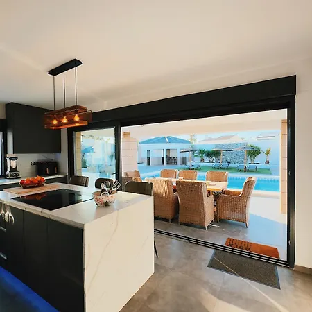 Βίλα Private Luxury 5 Bedroom Tropical Garden With Waterfall, Pool, Bar, Bbq, Rated Location In Close To Beach, Waterparks, Bars & Restaurants *