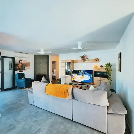 Private Luxury 5 Bedroom Tropical Garden With Waterfall, Pool, Bar, Bbq, Rated Location In Close To Beach, Waterparks, Bars & Restaurants Βίλα