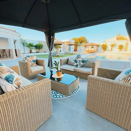 Βίλα Private Luxury 5 Bedroom Tropical Garden With Waterfall, Pool, Bar, Bbq, Rated Location In Close To Beach, Waterparks, Bars & Restaurants *