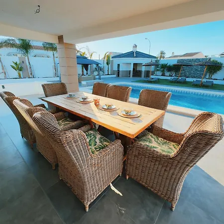 Private Luxury 5 Bedroom Tropical Garden With Waterfall, Pool, Bar, Bbq, Rated Location In Close To Beach, Waterparks, Bars & Restaurants Βίλα Τορεβιέχα