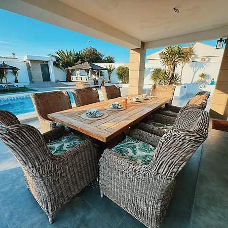 Βίλα Private Luxury 5 Bedroom Tropical Garden With Waterfall, Pool, Bar, Bbq, Rated Location In Close To Beach, Waterparks, Bars & Restaurants *