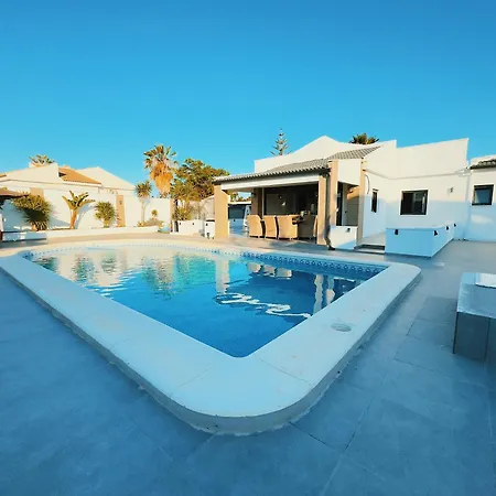 Private Luxury 5 Bedroom Tropical Garden With Waterfall, Pool, Bar, Bbq, Rated Location In Close To Beach, Waterparks, Bars & Restaurants Βίλα Τορεβιέχα